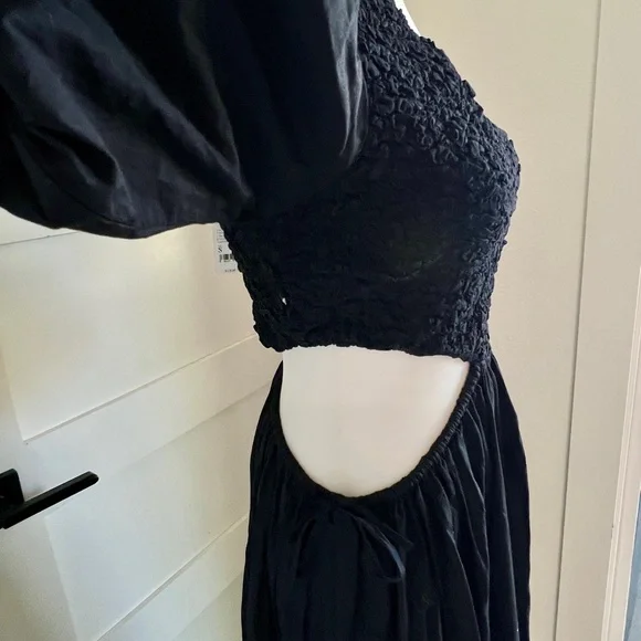 Elegant Black Cutout Midi Dress - Picture 5 of 8